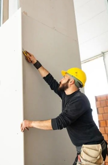 Montaż płyt gipsowo-kartonowych na stelażu metalowym - widok ogólny